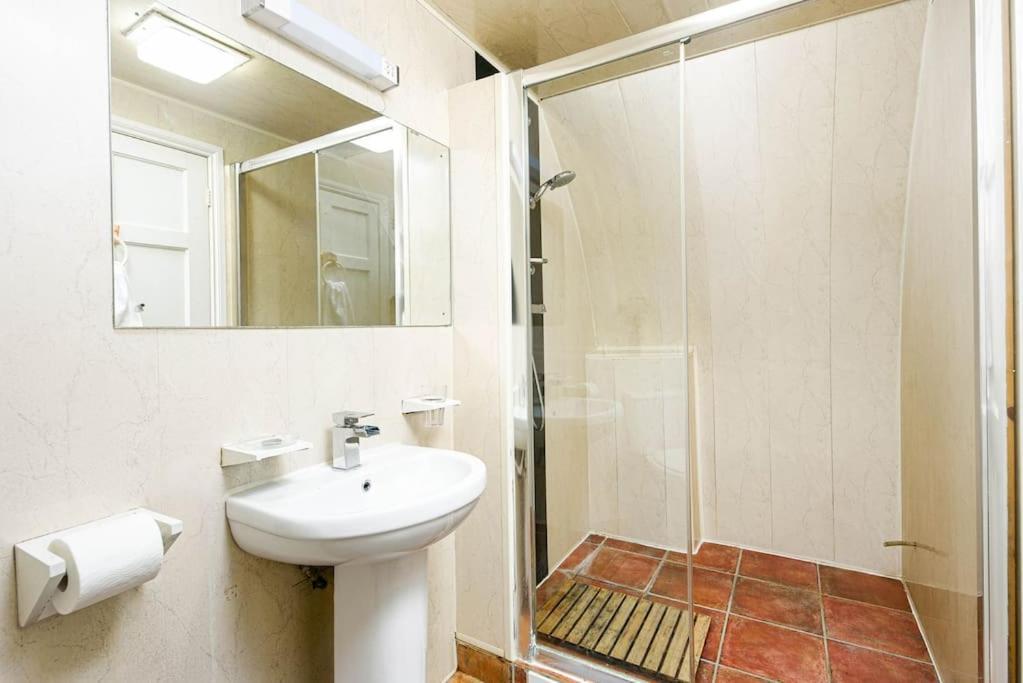 Unique 1 Bedroom Apartment-บาธ ภายนอก รูปภาพ